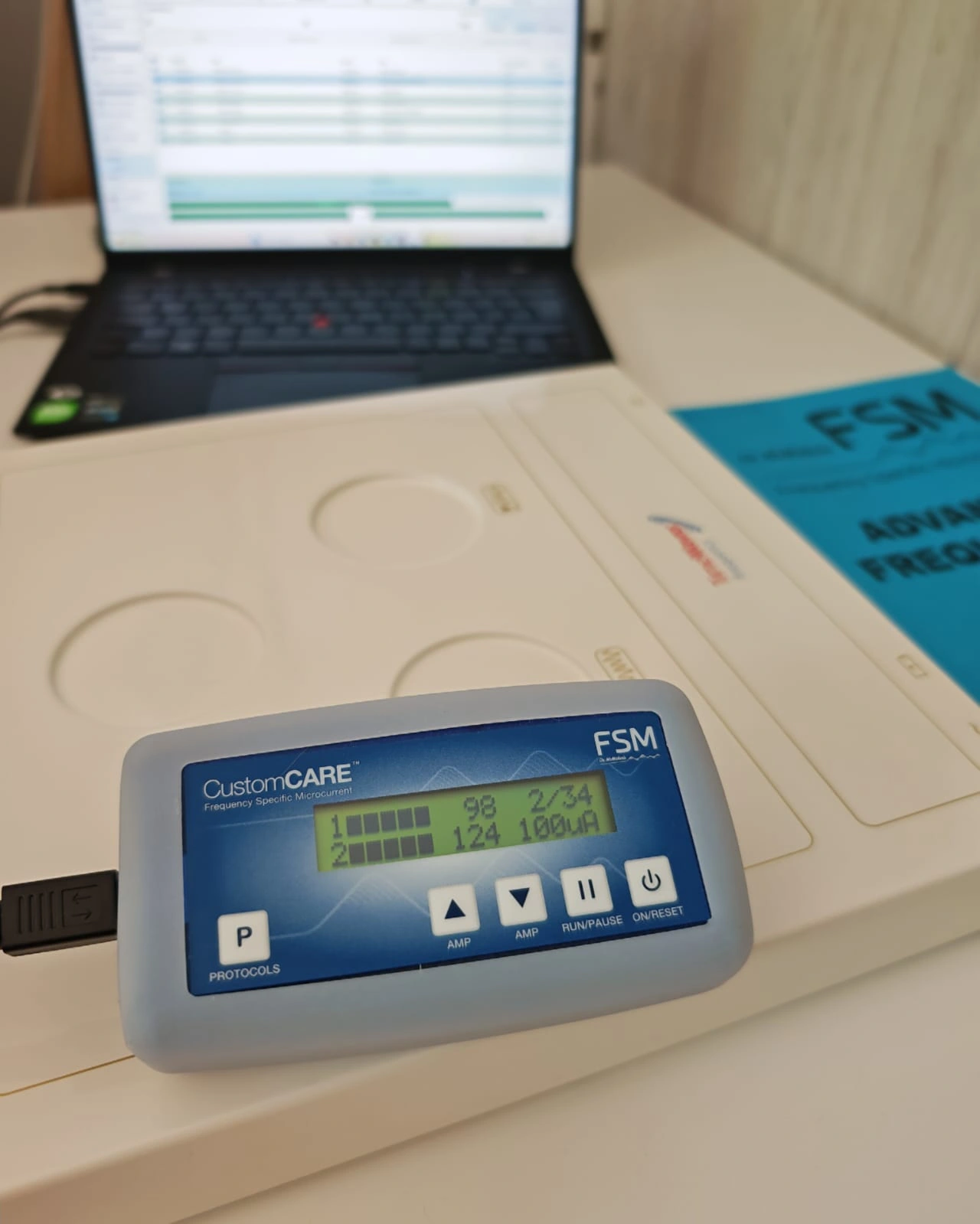 Urządzenie CustomCARE FSM z ulotką Frequency Specific Microcurrent